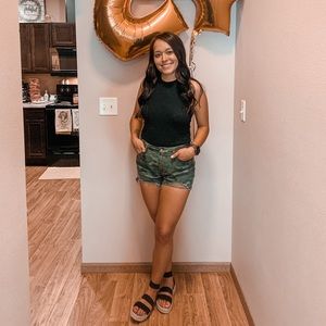 Meet your Posher, Danielle